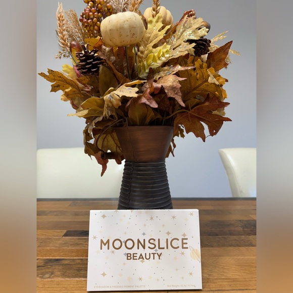 Moonslice Beauty eyeshadow palette - Picture 2 of 2